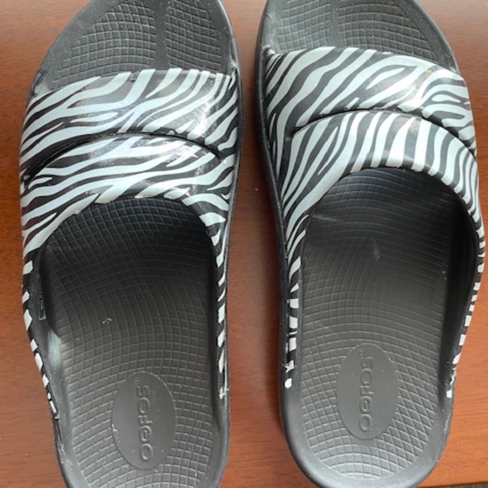 OOFOS WOMEN'S SLIDE SANDAL - ZEBRA &BLACK - EU40 /M7-W9  NWOT